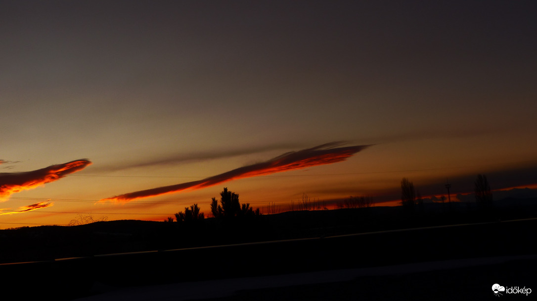 Űrhajónak álcázott felhő