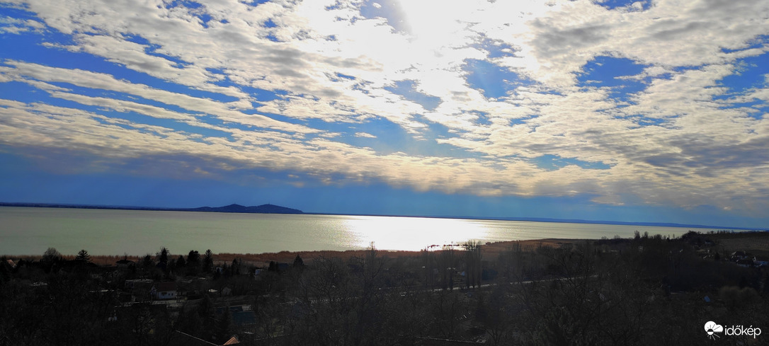 Téli aranyhíd a Balatonon