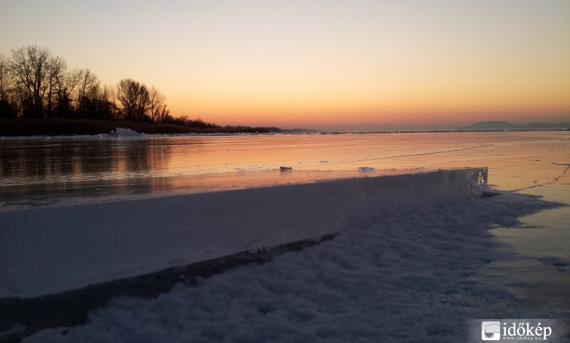 Háttérben a boglári domb