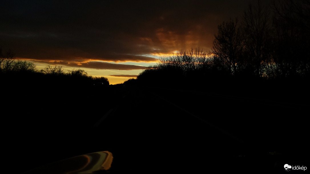 Tyndall-jelenség 2022. év első naplemente előtt.