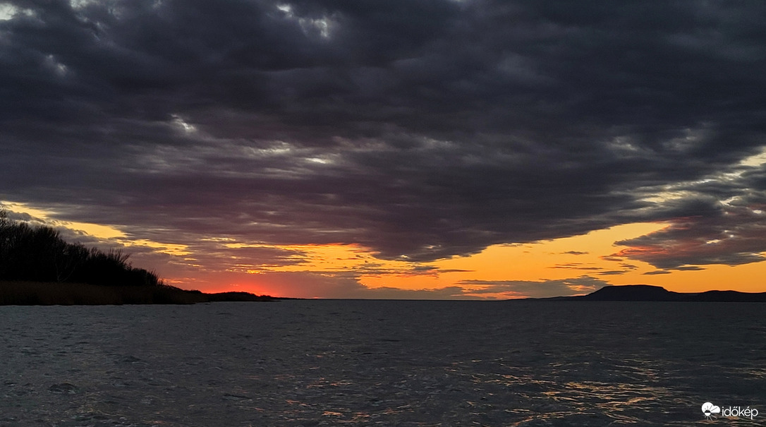 Piros, sárga, kék.