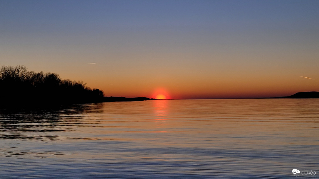Itt most lement, de valahol épp felkel...