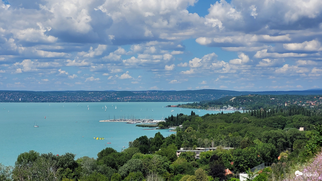 Balatonakarattyai magaspart felhőkkel