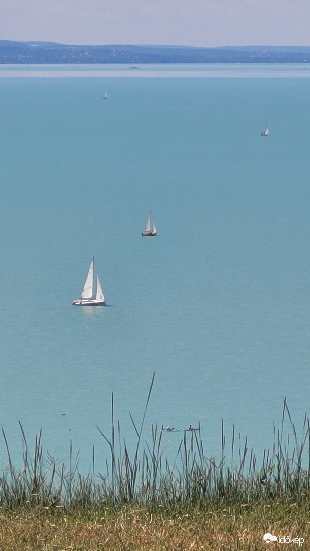 Vitorlások balatonakarattyai magaspartról
