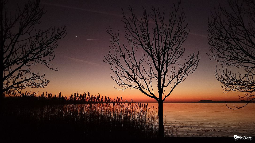 Naplemente után egy órával...