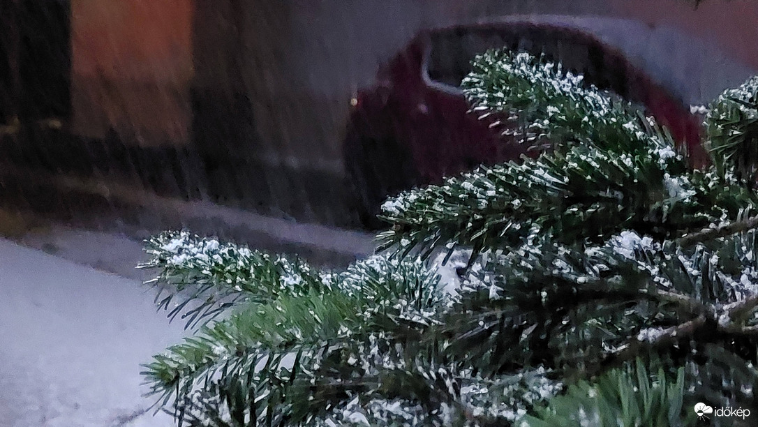 Hajnalban 5 perces hózápor Hatvanban