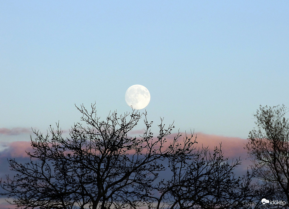 Napnyugtában...telihold