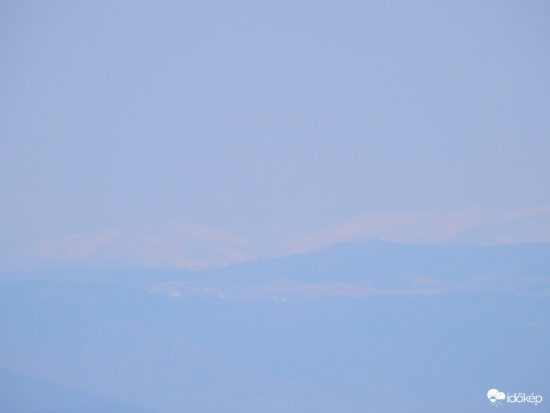 A Tátra havas csúcsai Salgó várából fotózva