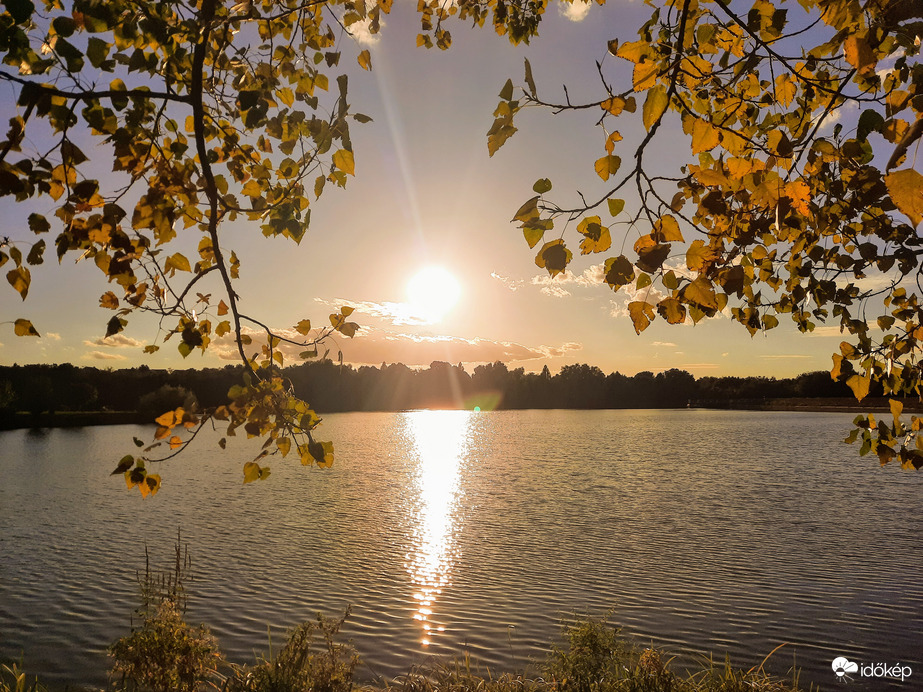Hangulatos őszi naplemente Pécsről 