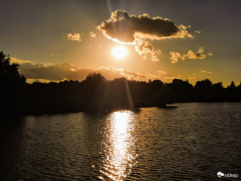 Hangulatos őszi naplemente Pécsről 