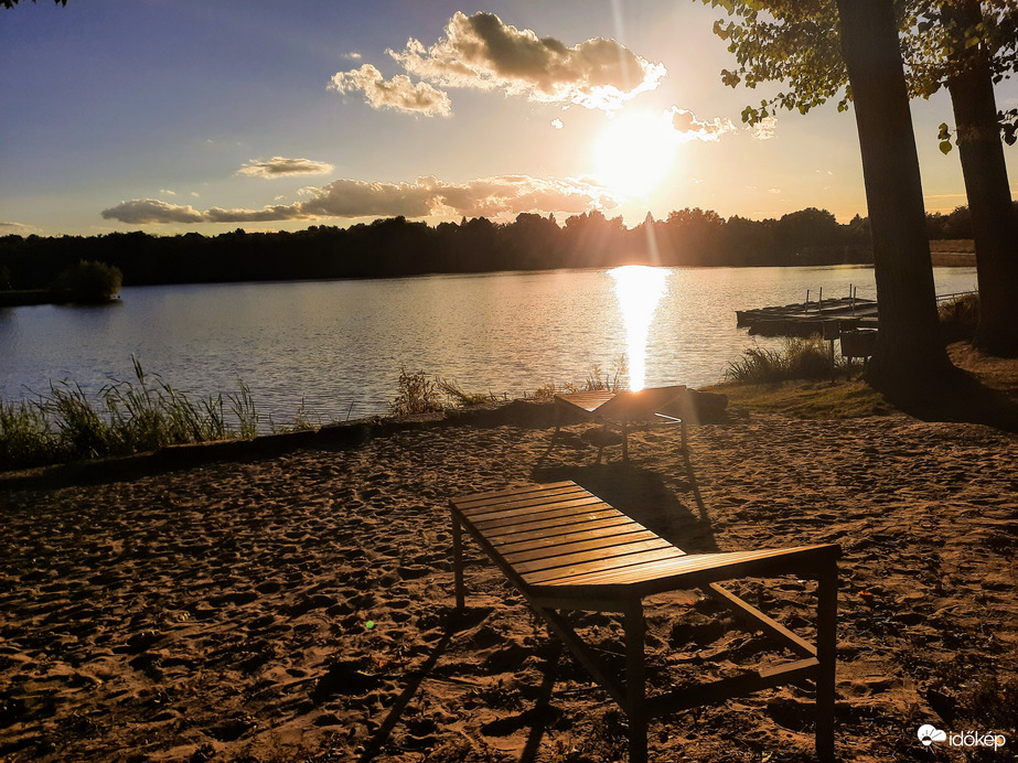 Hangulatos őszi naplemente Pécsről 