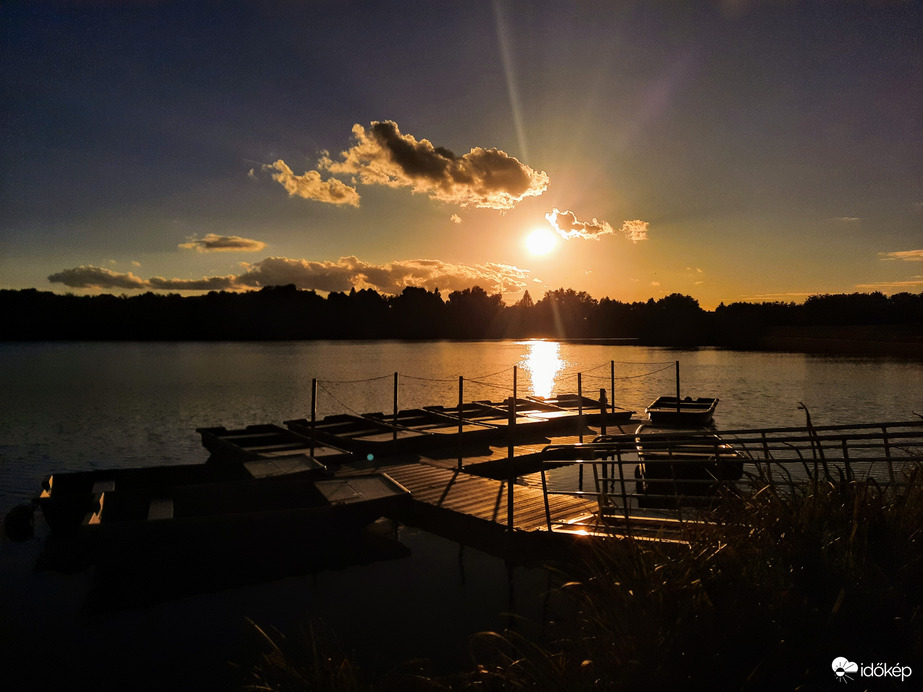 Hangulatos őszi naplemente Pécsről 