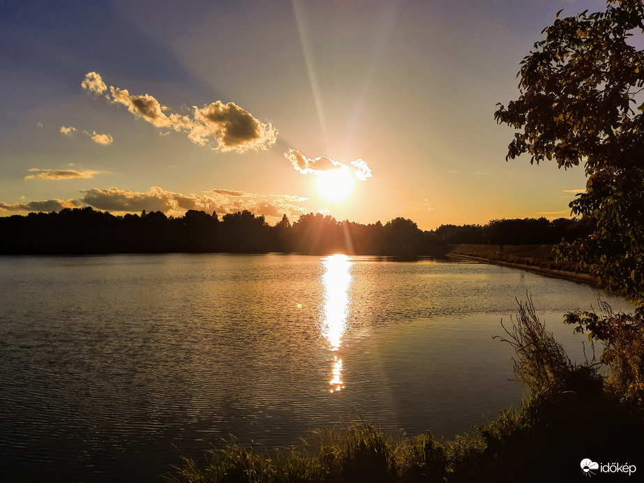 Hangulatos őszi naplemente Pécsről 