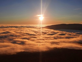 Ködpaplanos naplemente a Mecsekről 