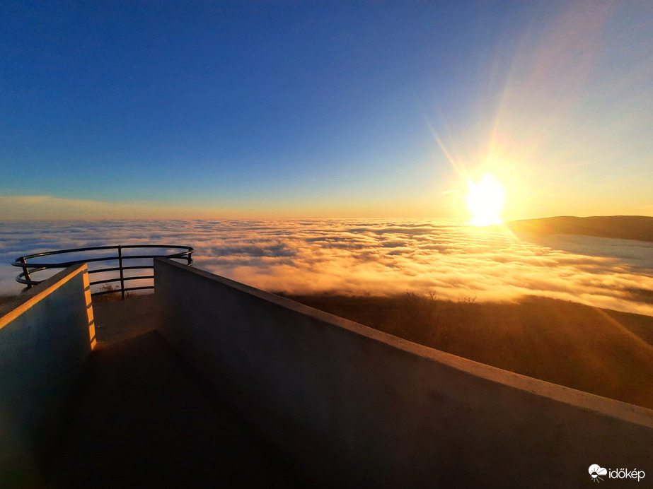 Ködpaplanos naplemente a Mecsekről 