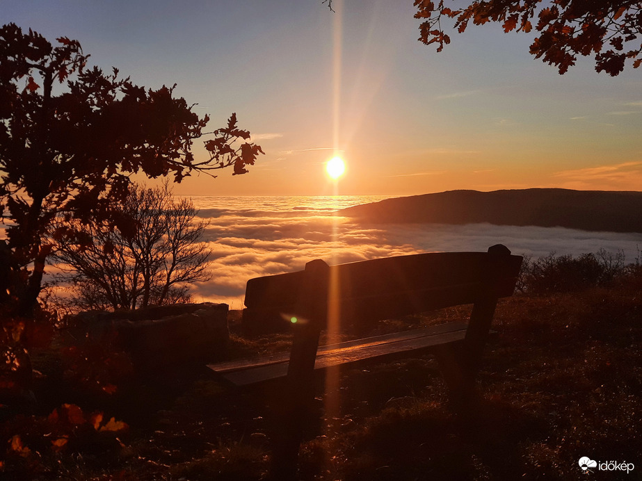 Ködpaplanos naplemente a Mecsekről 