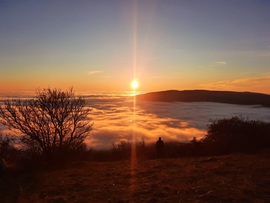 Ködpaplanos naplemente a Mecsekről 