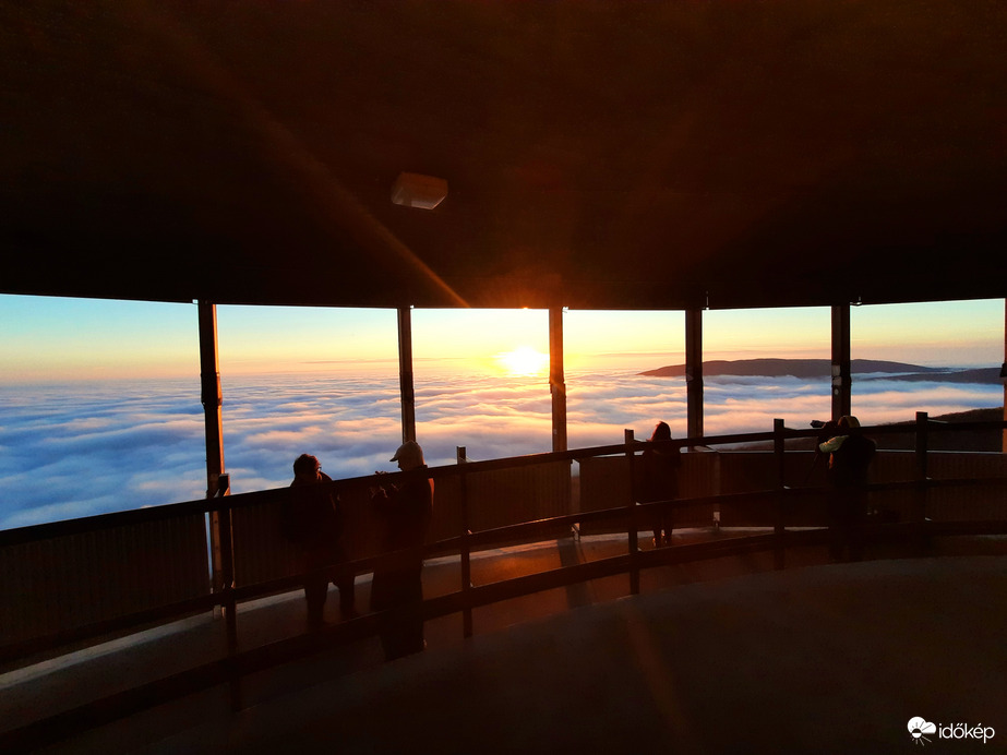 Ködpaplanos naplemente a Mecsekről 
