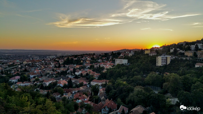 Lemenő nap fényei Pécsett