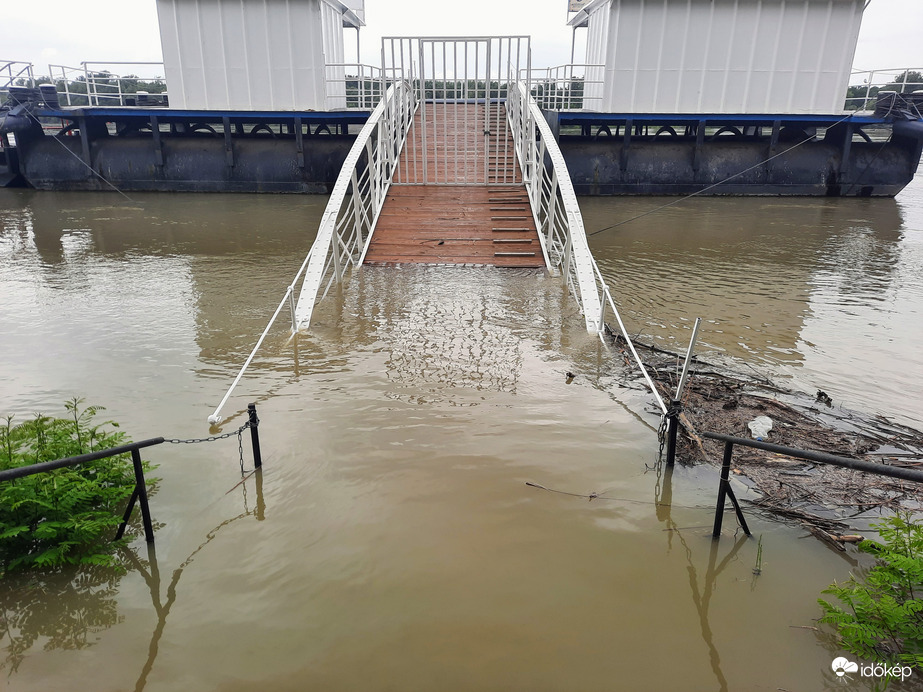 Dunai árhullám Baján