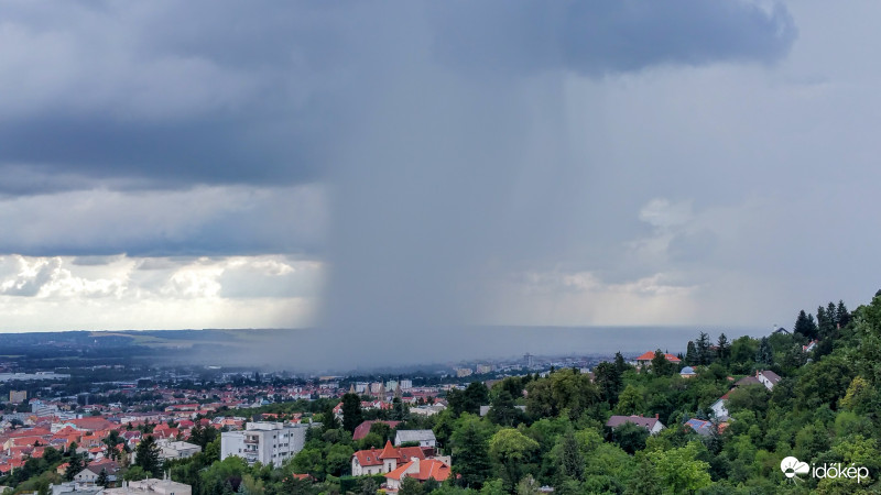 Esőfüggöny Pécs felett