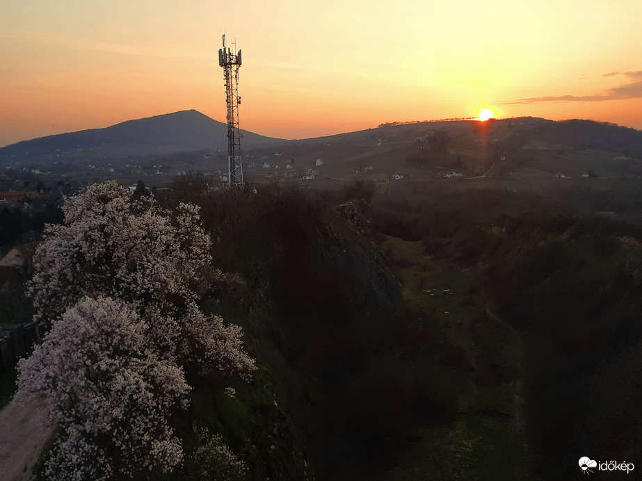 Tavaszi virágzó naplemente Villányból 