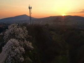 Tavaszi virágzó naplemente Villányból 