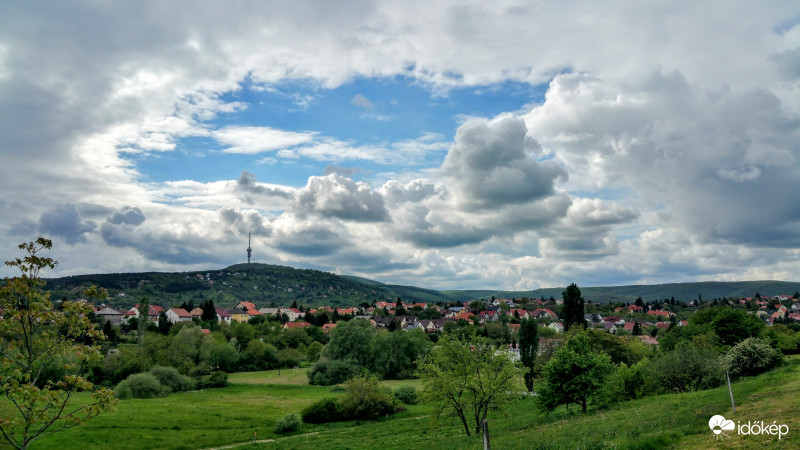 Felszakadozó felhőzet
