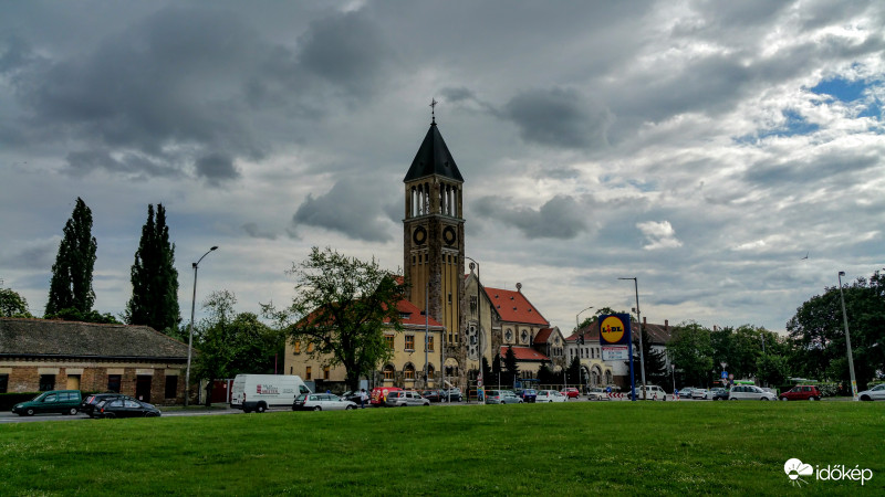 Erősen felhős égbolt