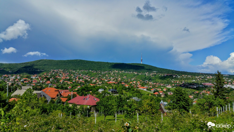 Mecsek esőfelhővel