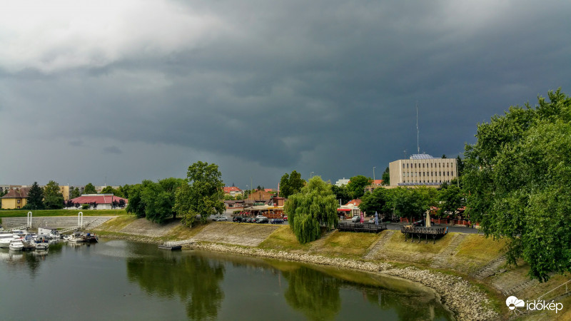 Zivatarfelhő Baján